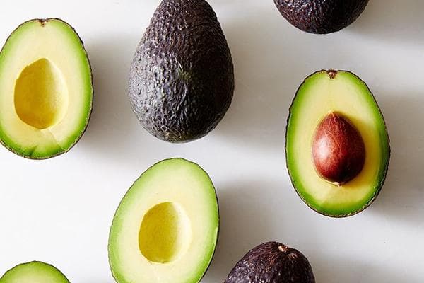 Aufgeschnittene Avocadofrüchte