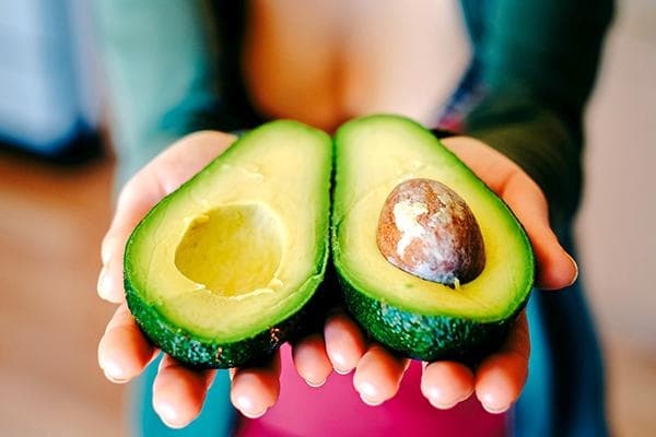 Aufgeschnittene reife Avocado