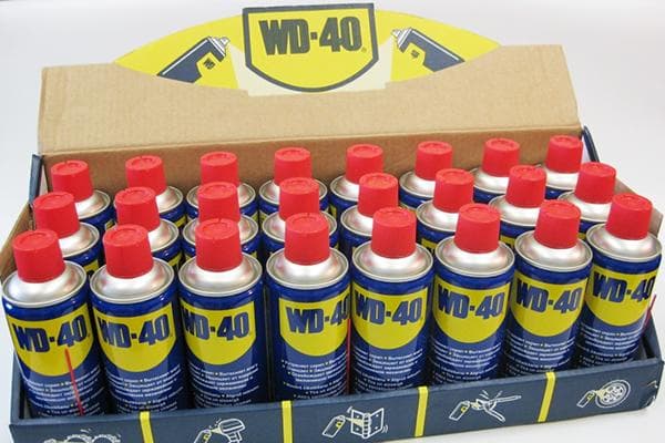 Karton mit WD-40-Dosen