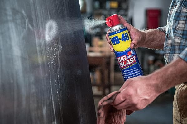 Sprühen von WD-40 auf eine laminierte Oberfläche