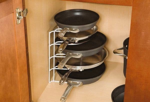 Pfannen im Schrank