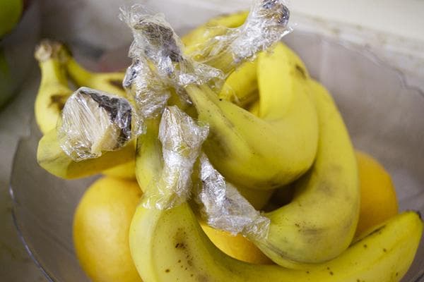 Bananen mit Frischhaltefolie am Stielansatz