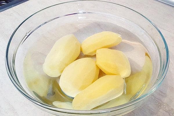 Geschälte Kartoffeln in einer Schüssel mit Wasser