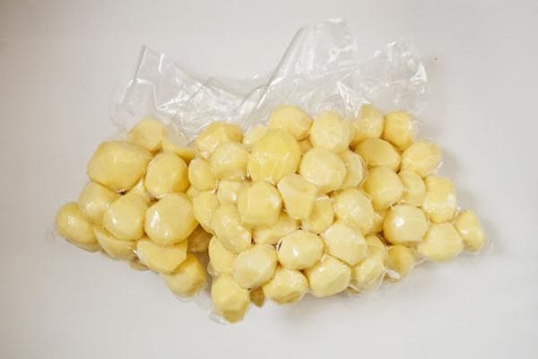Geschälte Kartoffeln in Vakuumbeuteln