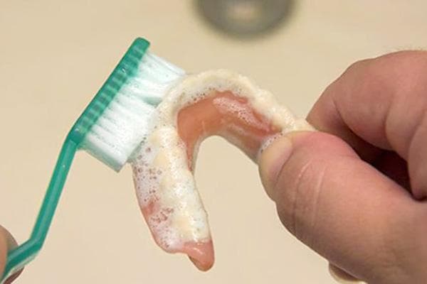 Reinigung der Zahnprothese