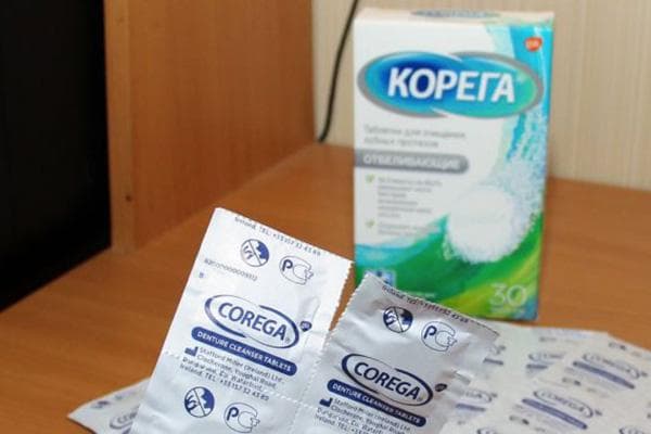Tabletten zur Desinfektion von Zahnprothesen
