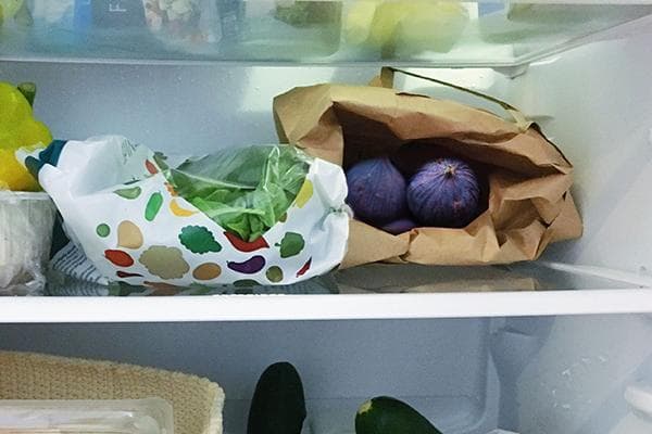 Papiertüte mit Feigen im Kühlschrank