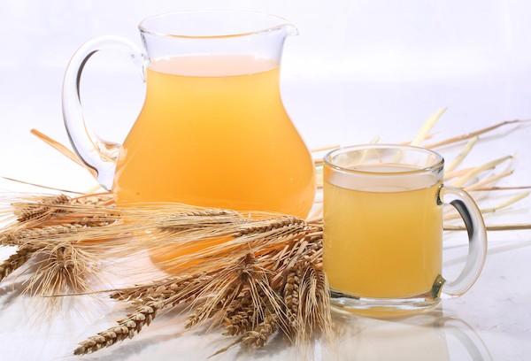 Gerstenkwas aus geröstetem Getreide, Zucker und Rosinen;