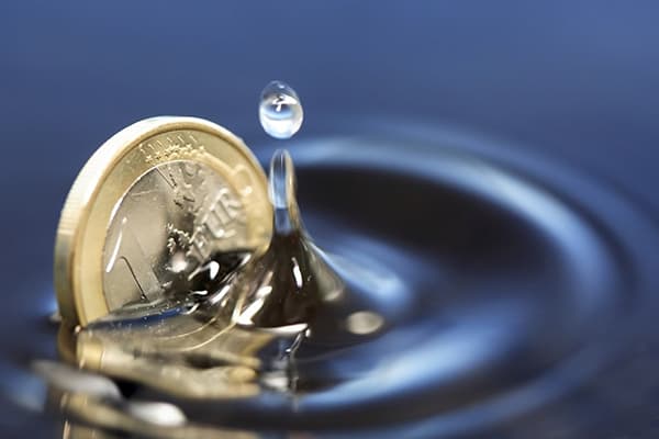 Eine Münze fällt ins Wasser