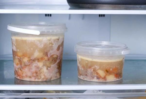 Gefrorene Suppe im Gefrierschrank