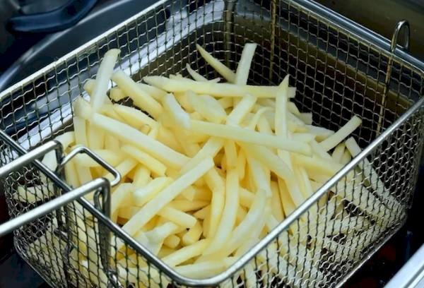 Pommes frites aus der Fritteuse