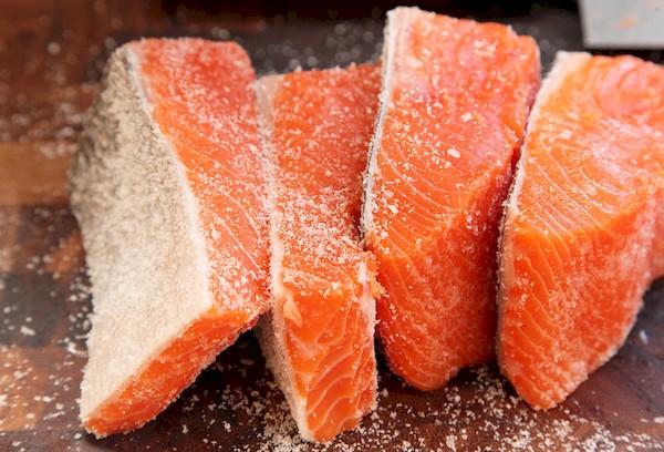 Salzen von Lachs