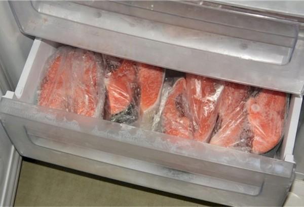Besonderheiten des Einfrierens von leicht gesalzenem Fisch