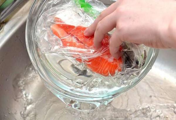 Auftauen von Fisch in Wasser