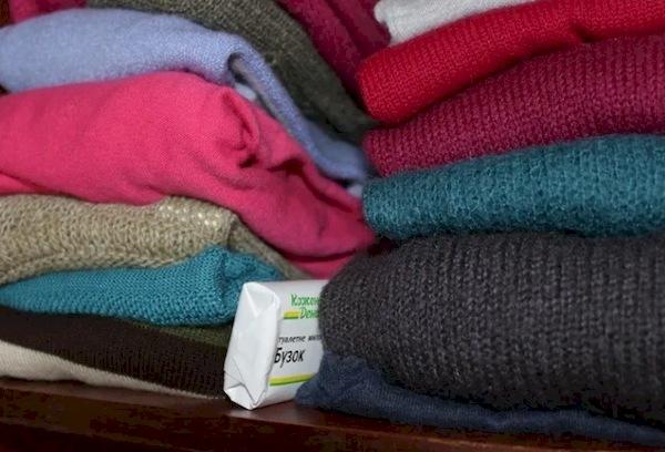 Kleidung im Schrank
