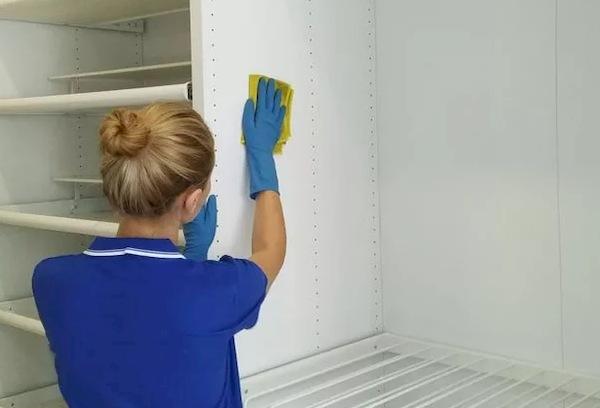 Beseitigung von Gerüchen im Schrank