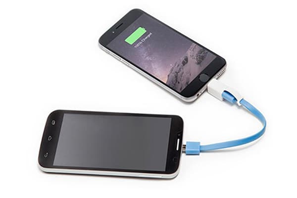Aufladen eines Smartphones mit einem anderen
