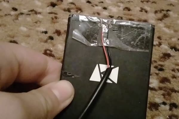 Laden des Telefons mit einem abisolierten zweiadrigen Kabel