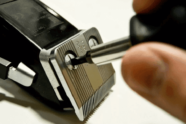 Zerlegen der Haarschneidemaschine