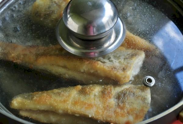 Fertig garen von gebratenem Fisch