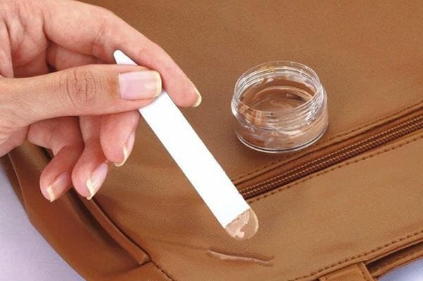 Restaurierung einer Tasche mit Flüssigleder