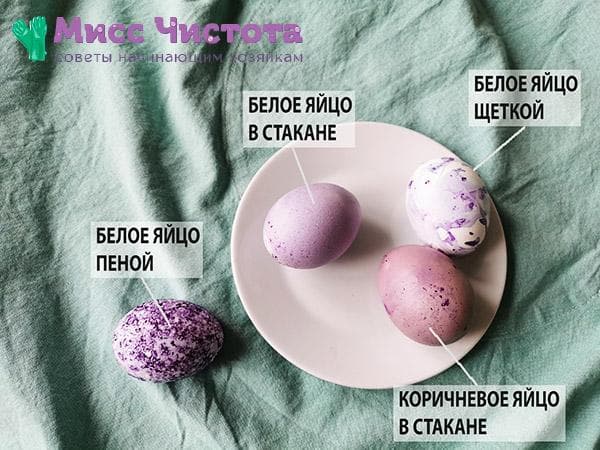 Auf verschiedene Weise mit Kohl gefärbte Eier