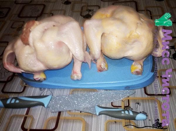 Hähnchen auf einem Schneidebrett