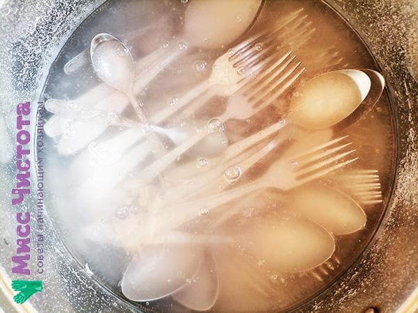 Das Kochen der Löffel und Gabeln