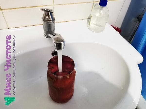 Glas unter dem heißen Wasserstrahl