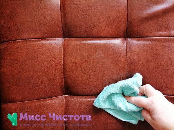 Das Sofa mit einem Tuch abwischen