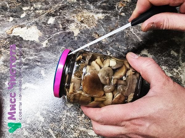 Glas mit einem Messer öffnen