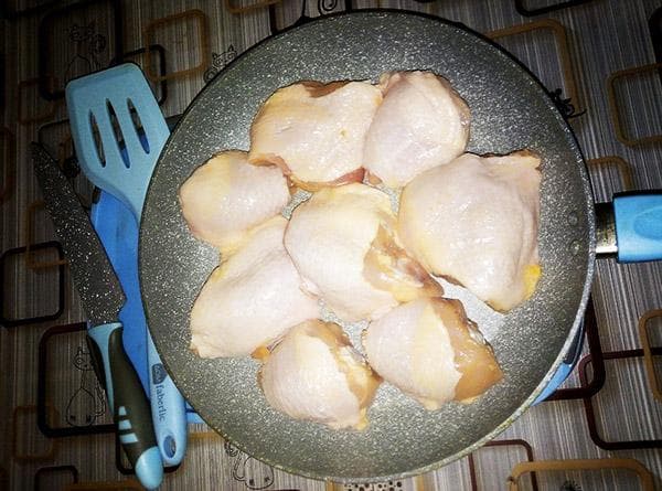 Hähnchen in der Pfanne braten