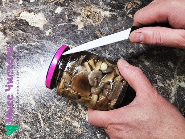 Öffnen des Deckels mit einem Messer