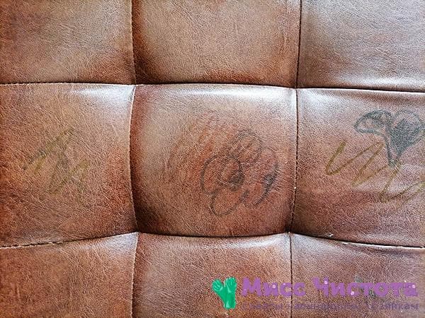 Markerspuren auf dem Ledersofa
