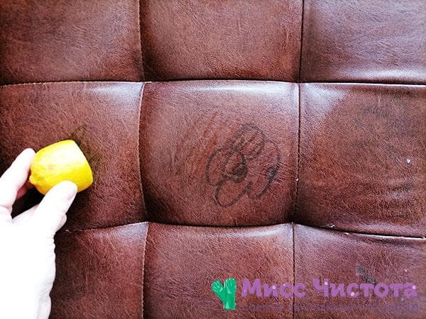 Filzstift vom Sofa abwischen