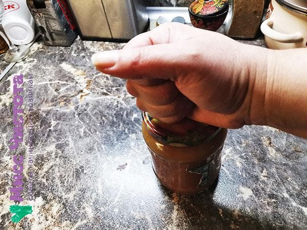 auf das Glas klopfen