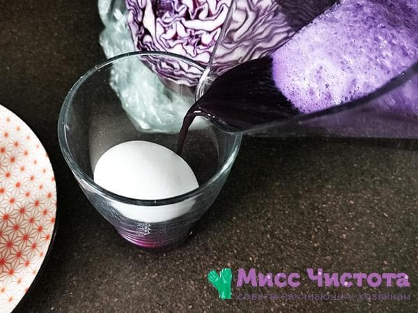Rotkohlsaft in ein Glas mit einem Ei gießen