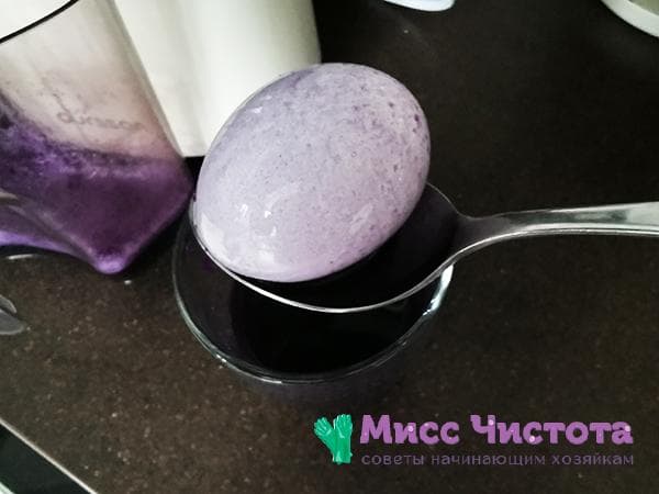 Mit Rotkohl gefärbtes Ei