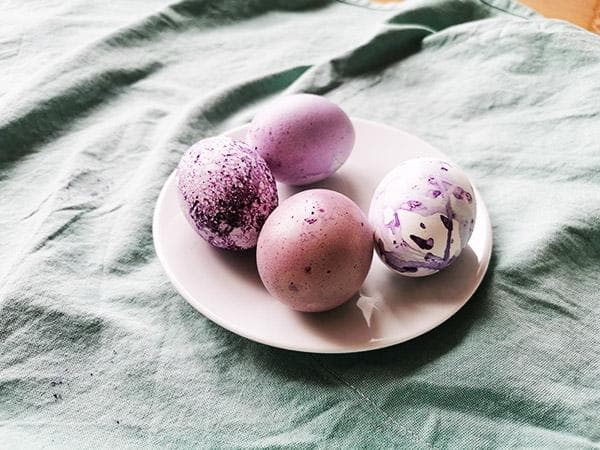 Mit Rotkohlsaft gefärbte Eier
