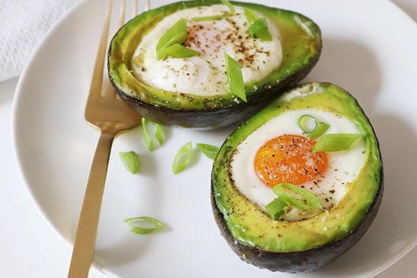 Mit Ei gebackene Avocado
