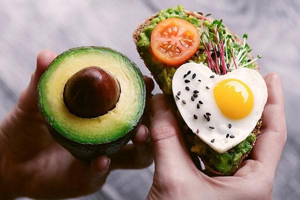 Gesundes Avocado-Sandwich mit Ei und Mikrogrün