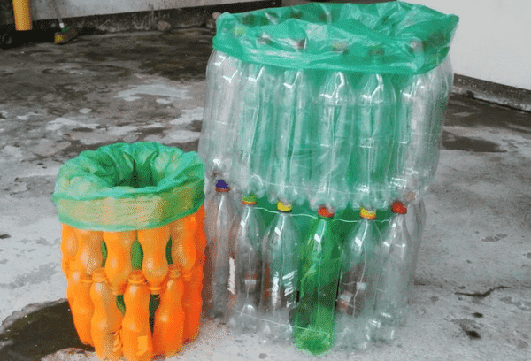 Müllbehälter aus Plastikflaschen