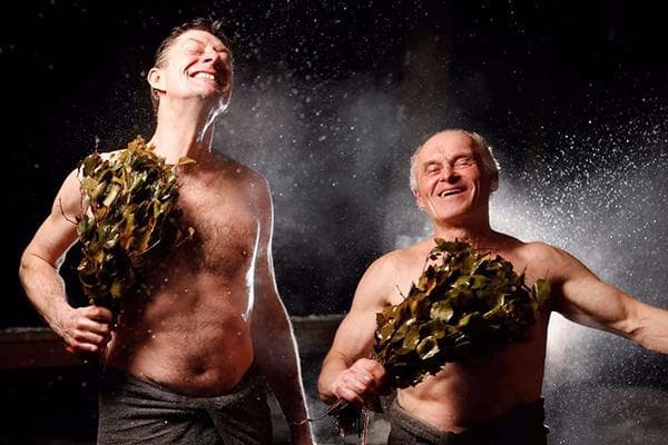 Männer nach der Sauna