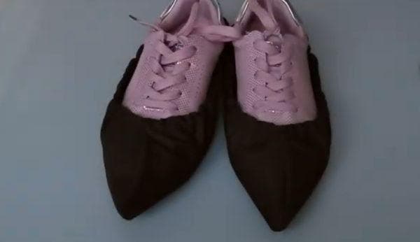 Überschuhe an den Schuhen