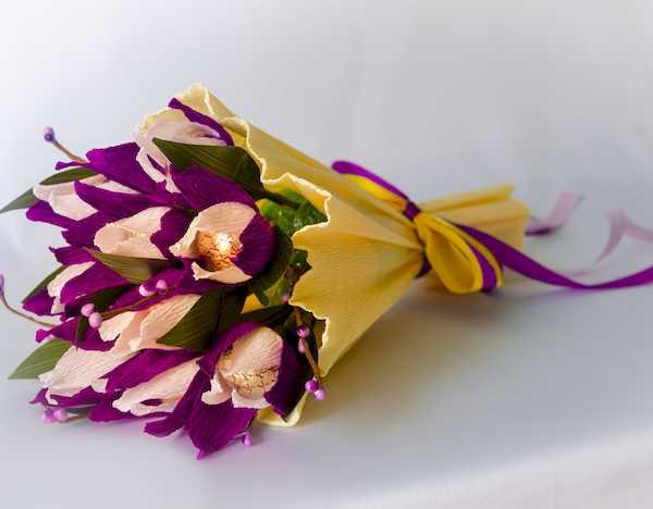 Blumensträuße aus Pralinen und Wellpappe