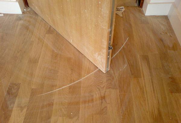 Kratzer an der Tür auf dem Laminat
