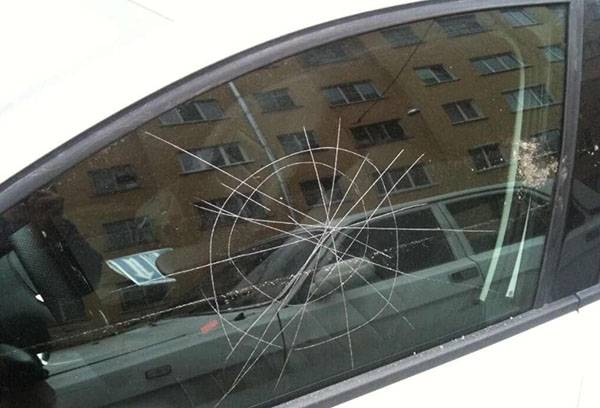 Tiefe Kratzer auf der Seitenscheibe des Autos