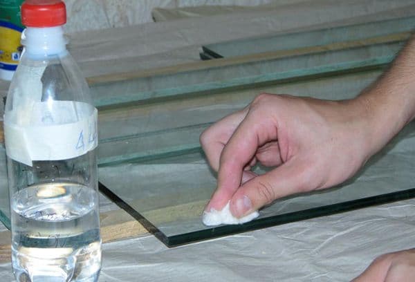 Entfernung von Klebstoff von Glas