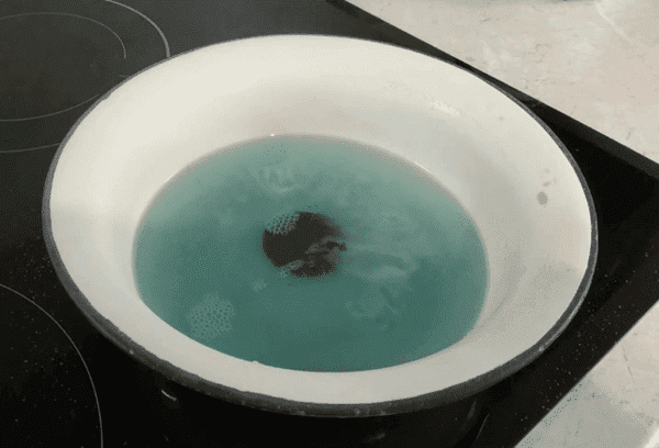 Kochen von Münzen in Wasser