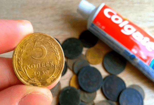 Reinigung von Münzen mit Zahnpasta